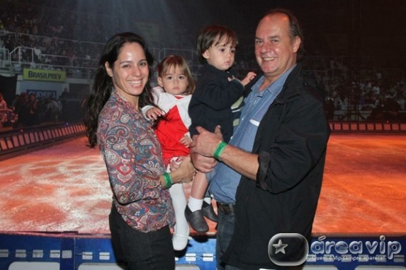 Claudia Mauro e Paulo Cesar Grande com os filhos