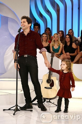 Daniel apresenta sua família no Programa Eliana