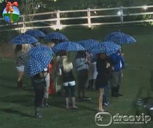 Enquanto Nicole coloca as funcoes no quadro, peoes se protegem da chuva