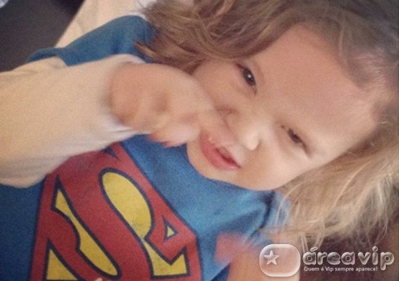 Adriane Galisteu posta foto do filho vestido de Super-Homem