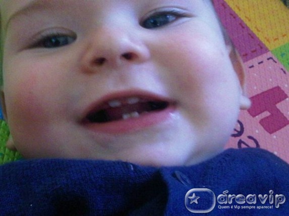 Letícia Birkheuer posta foto do filho