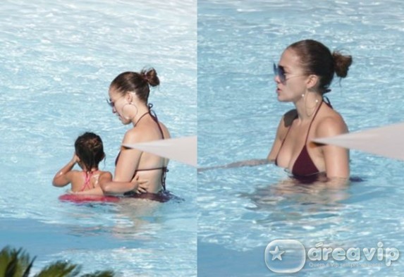 Jennifer Lopez curte piscina com os filhos