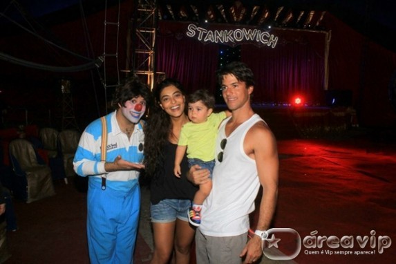 Juliana Paes leva o filho ao circo