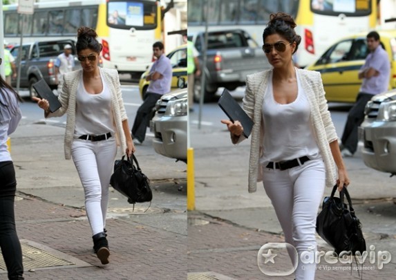 Juliana Paes circula pelas ruas do Rio
