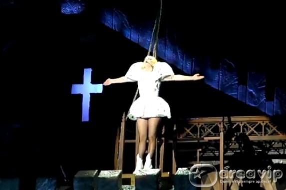Lady Gaga é atingida na cabeça durante show – Veja vídeo!