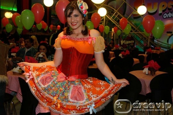 Lívia Andrade comemora aniversário com festa junina
