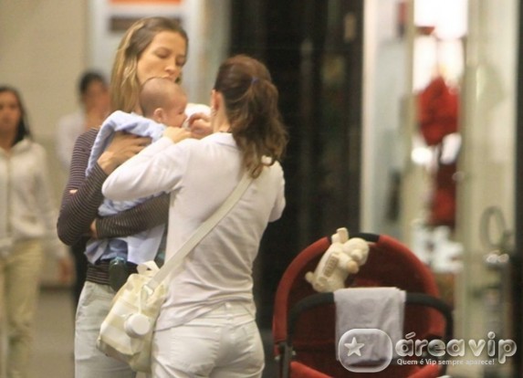 Luana Piovani passeia com o filho no shopping