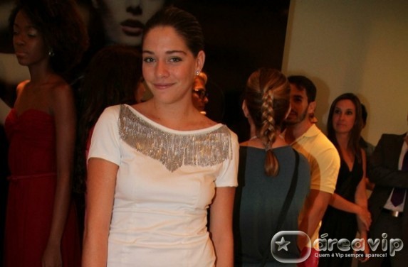 Atriz Luma Costa vai se casar com empresário