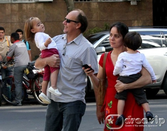 Paulo César Grande e Claudia Mauro passeiam com os filhos