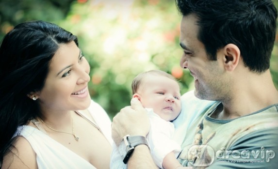 Priscila Pires apresenta seu filho Gabriel