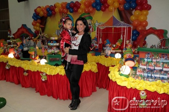 Scheila Carvalho comemora aniversário da filha
