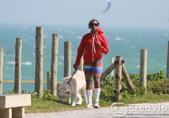 Adriana Bombom passeia com seu cachorro na orla