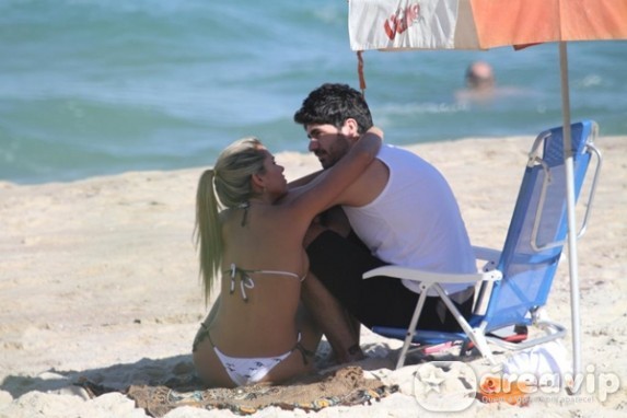 Adriana e Rodrigão curtem praia em clima de romance