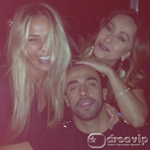 Solteira, Sabrina Sato curte festa em Sampa