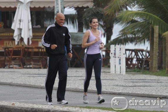 Deborah Secco corre com Amin Khader na praia