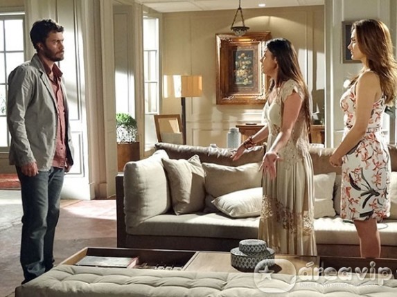 Amor Eterno Amor - Elisa convence Jacira a assumir a culpa pela mentira descoberta por Rodrigo