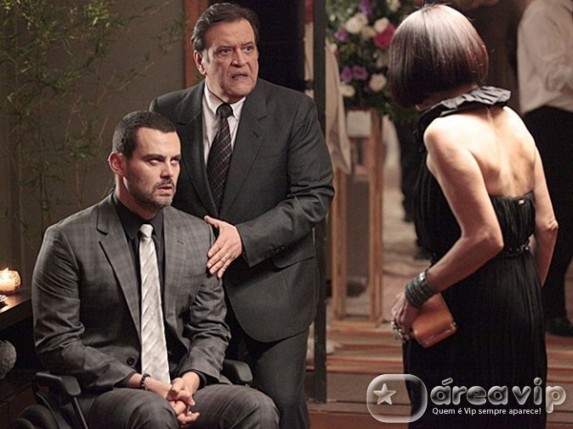 Amor Eterno Amor - Melissa e Dimas ficam muito assustados