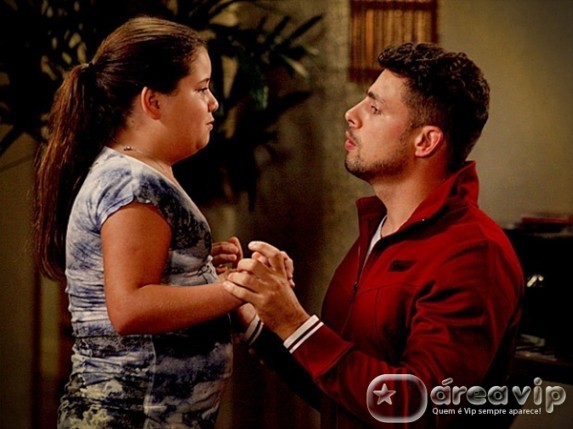 Avenida Brasil - Jorginho fica com pena da irmã