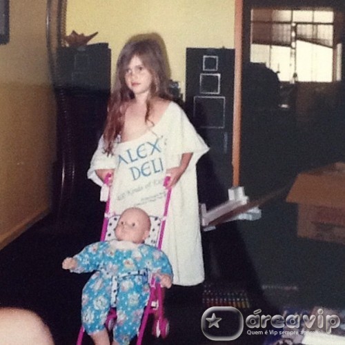 Bárbara Evans posta foto de quando era criança