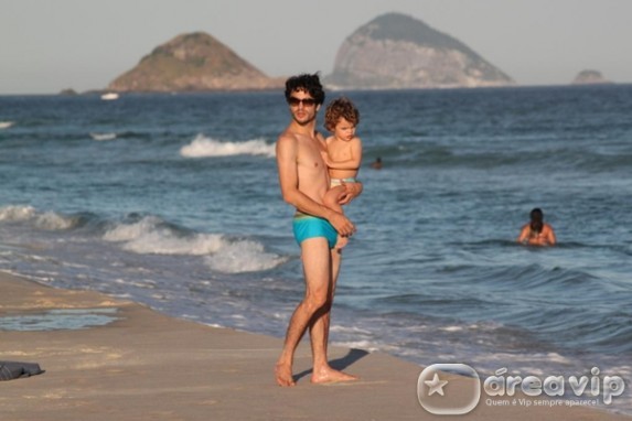 Caio Blat curte praia com o filho