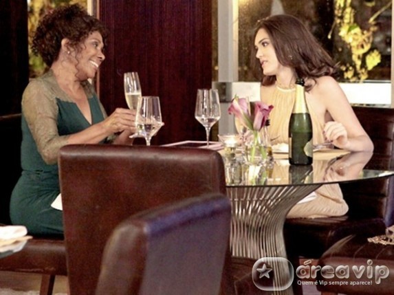 Cheias de Charme - Cida e Valda comemoram a boa fase