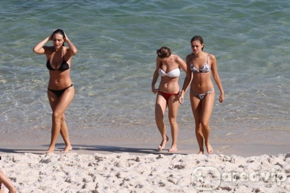 Débora Nascimento e Sophie Charlotte vão à praia no Rio