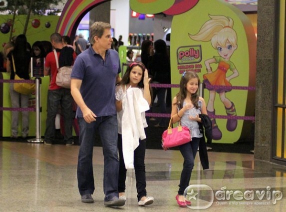 Edson Celulari passeia com a filha em shopping