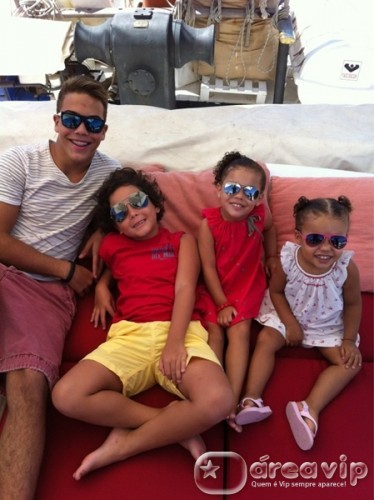 Ronaldo posta foto dos quatro filhos