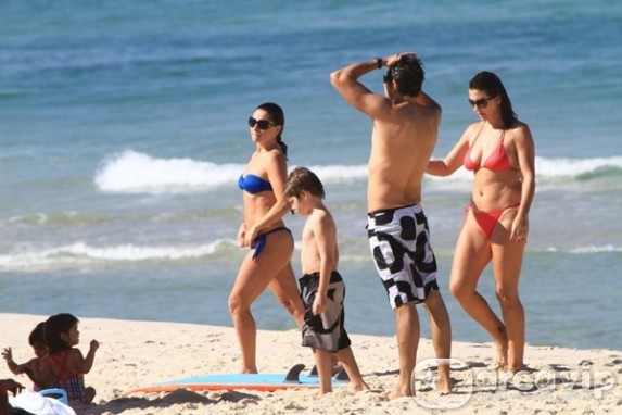 Giovanna Antonelli curte praia com a família