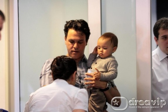 Filho de Eliana é clicado em aeroporto no colo do pai