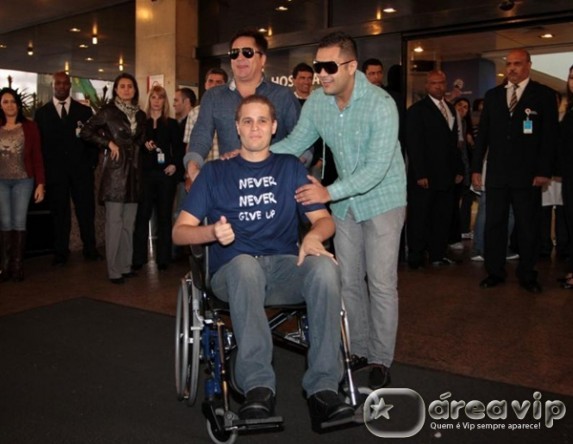 Após 80 dias internado, Pedro Leonardo recebe alta e deixa hospital