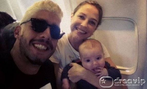 Luana Piovani posta foto da primeira viagem de avião do filho