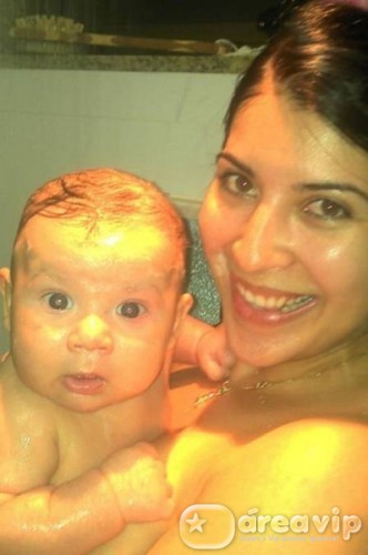 Ex-BBB Priscila posta foto tomando banho com o filho