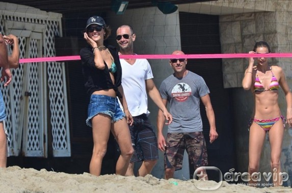 Rodrigo Santoro e Alessandra Ambrósio jogam vôlei em praia dos EUA