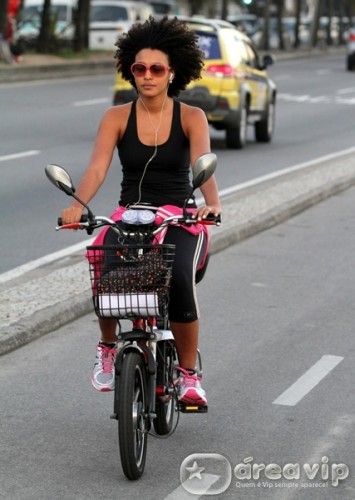 Sheron Menezes passeia de bike elétrica na orla de Ipanema