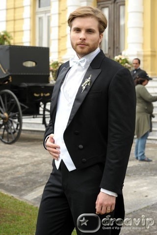 Thiago Fragoso exibe novo visual para a nova novela das 6 da Globo
