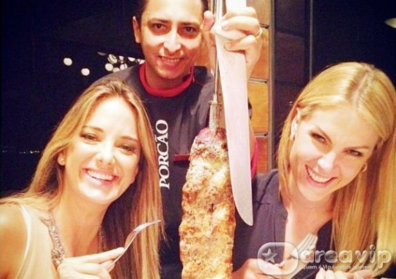 Ticiane Pinheiro e Ana Hickmann se encontram em churrascaria