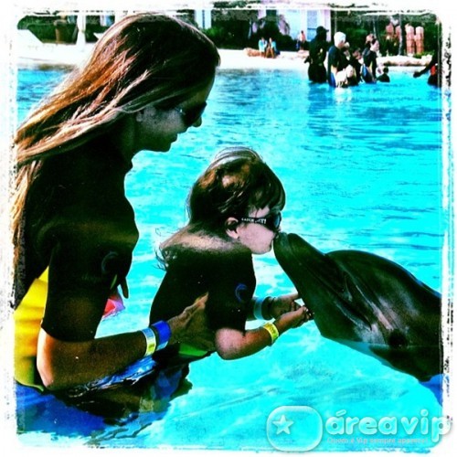 Ticiane Pinheiro posta foto da filha beijando golfinho