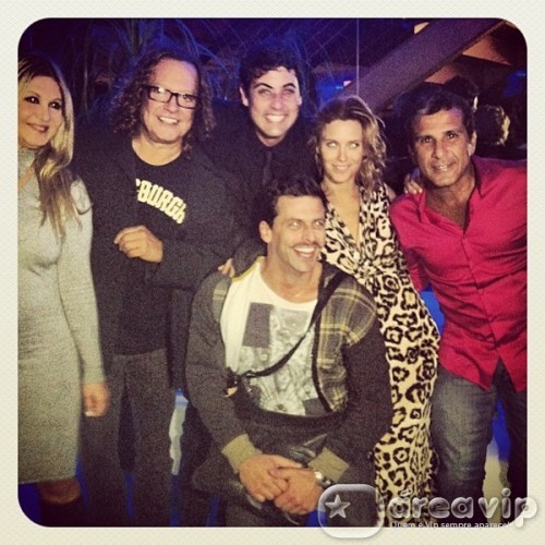 Bruno De Luca comemora 30 anos com amigos famosos