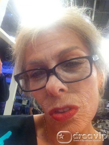 Adriane Galisteu posta foto em que aparece mais velha