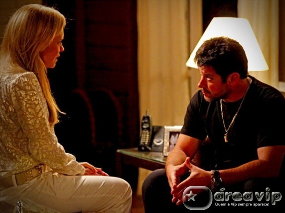 Tufão pede a separação a Carminha