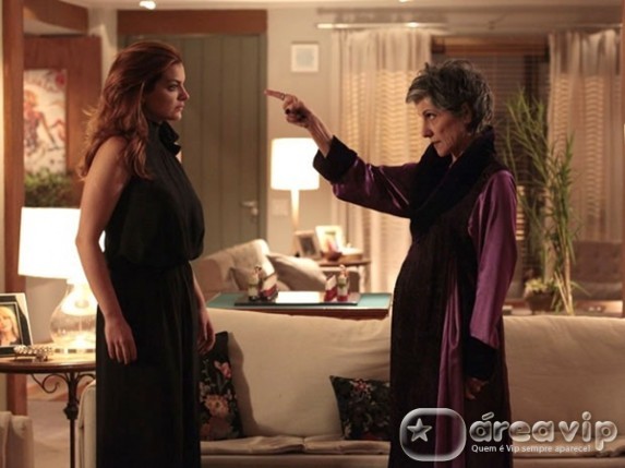 Avenida Brasil - Melissa ameaça acabar com a vida de Maria do Amparo