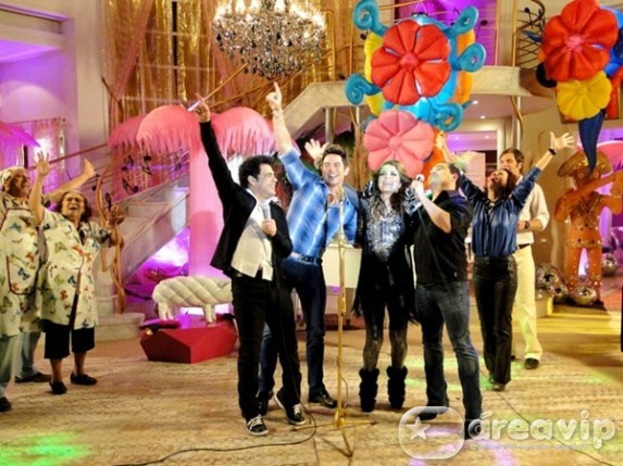 Cheias de Charme - Chayene levanta poeira com Zeze Di Camargo e Luciano