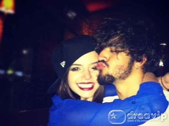 Caio Castro posta foto com Giovanna Lancellotti