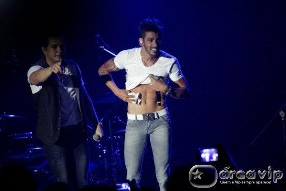 Gusttavo Lima exibe barriga sarada em show