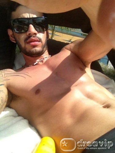 Gusttavo Lima posta foto sem camisa