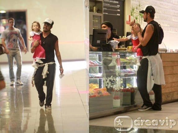 Paulinho Vilhena passeia em shopping com a filha de Fernanda Rodrigues