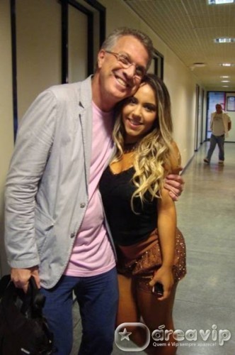 Mulher Melão posa coladinha com Pedro Bial e elogia: ‘Coroa bonitão, pegava fácil’