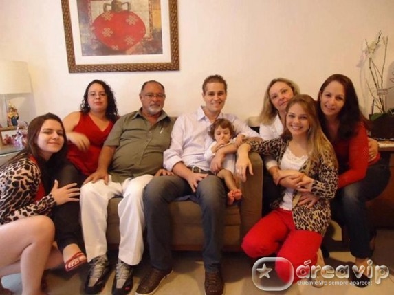 Pedro Leonardo aparece sorridente em foto ao lado da família