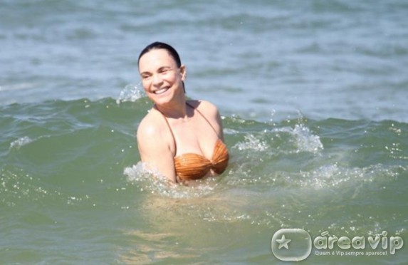 Regina Duarte curte praia carioca